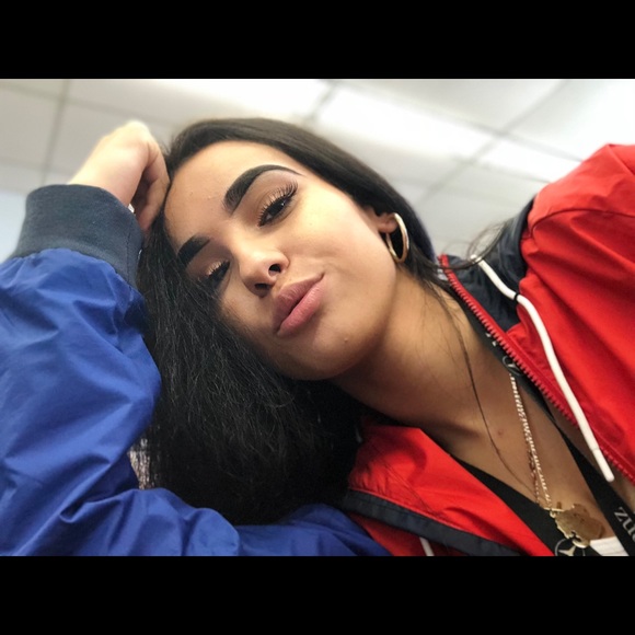 Meet your Posher, Fernanda - Picture 1 of 1
